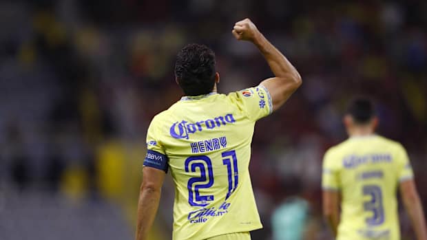 Henry Martin celebra de espaldas con el puño en alto